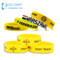 Großhandel Werbebenutzerdefinierte umweltfreundliche Souvenir Sport Landesflagge Logo Druck Silikon Armband Gummiarmband